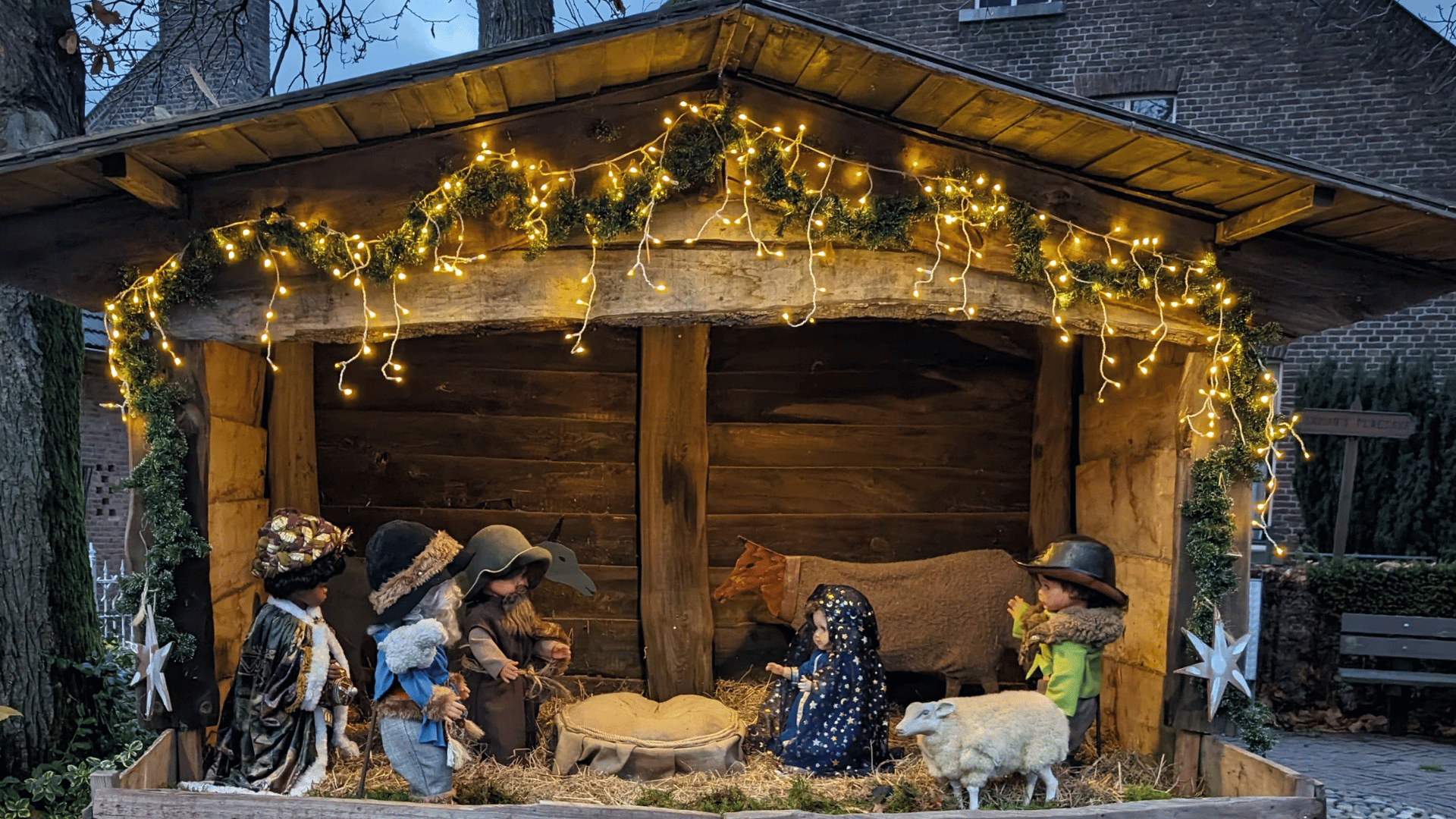 Kerststal in buitenwijk Roermond