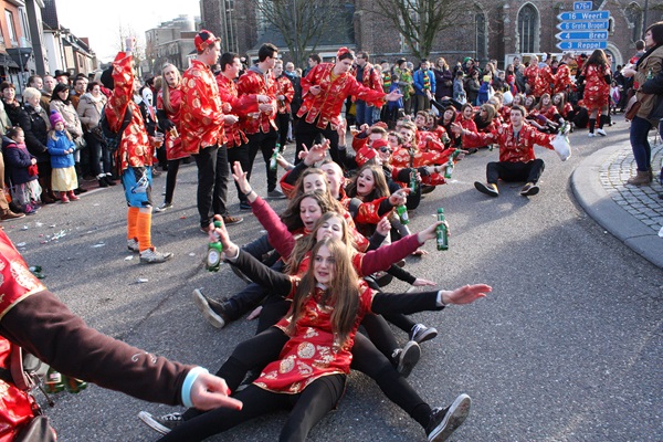 Jongeren doen een zittende polonaise tijdens de carnavalsoptocht in Bocholt, België