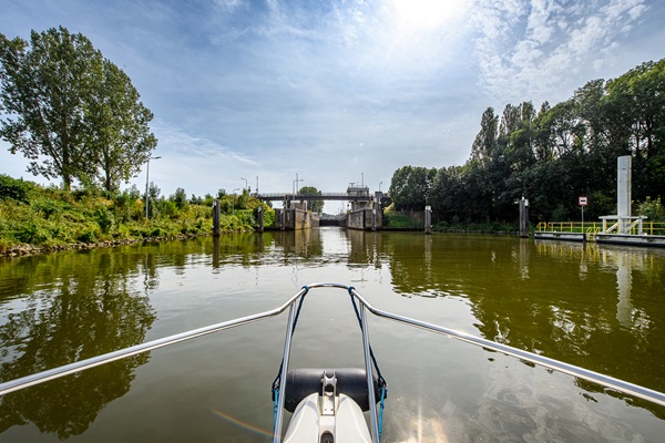 The lock in Osen seen from a boat on the water